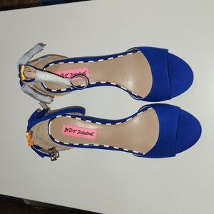 Betsey Johnson Ressey Blue Lady floral tassels Heel/Sandal. Size 7